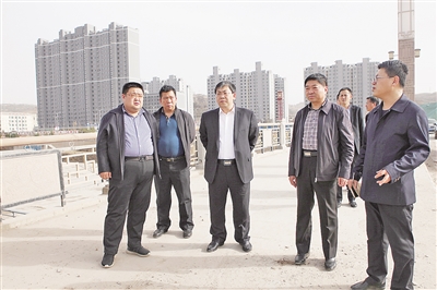 梁志勇在东川河进行巡河调研